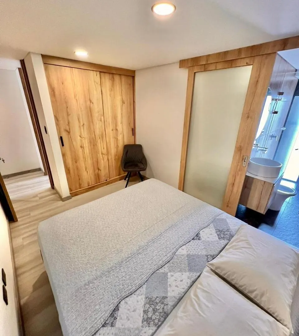 Luxurious & Rustic Medellin Apt - Up To 10 People דירה