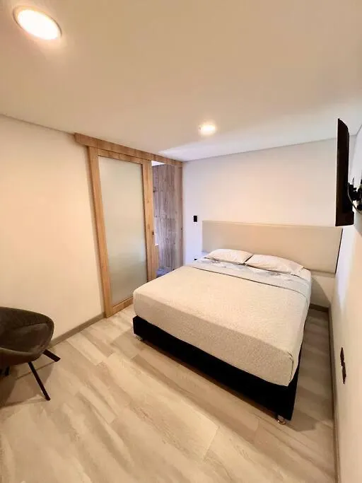 Luxurious & Rustic Medellin Apt - Up To 10 People Apartamento