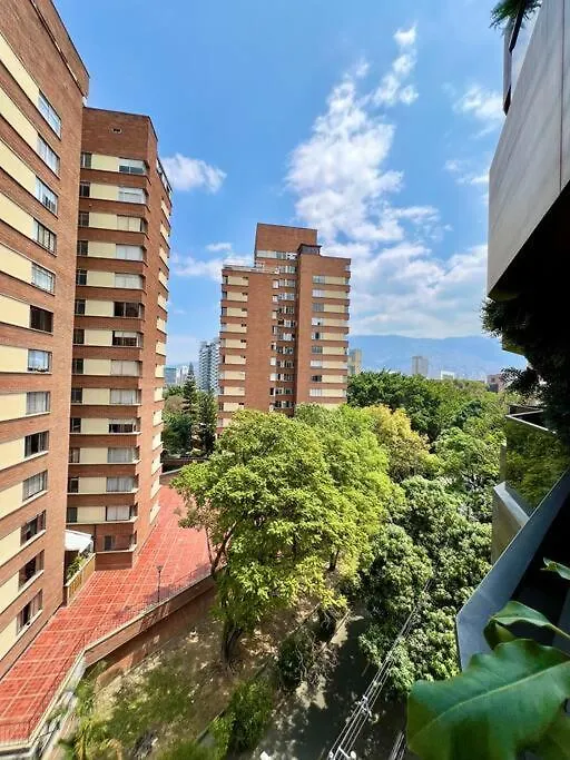 Luxurious & Rustic Medellin Apt - Up To 10 People Apartamento
