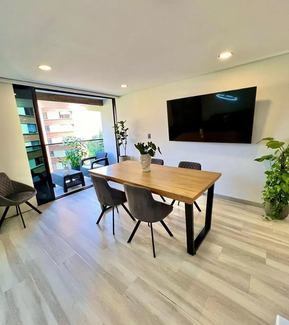 Luxurious & Rustic Medellin Apt - Up To 10 People 0*,  コロンビア